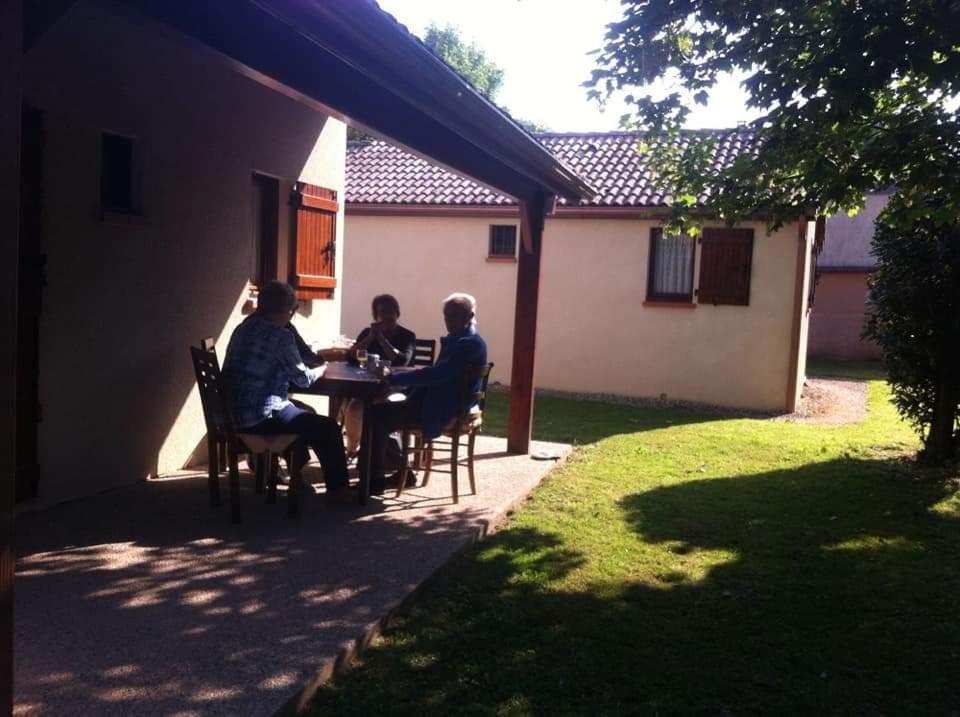 Les Jardins Du Castel Gites Annick Et Jean Paul Saint-Georges-d'Esperanche Habitación foto